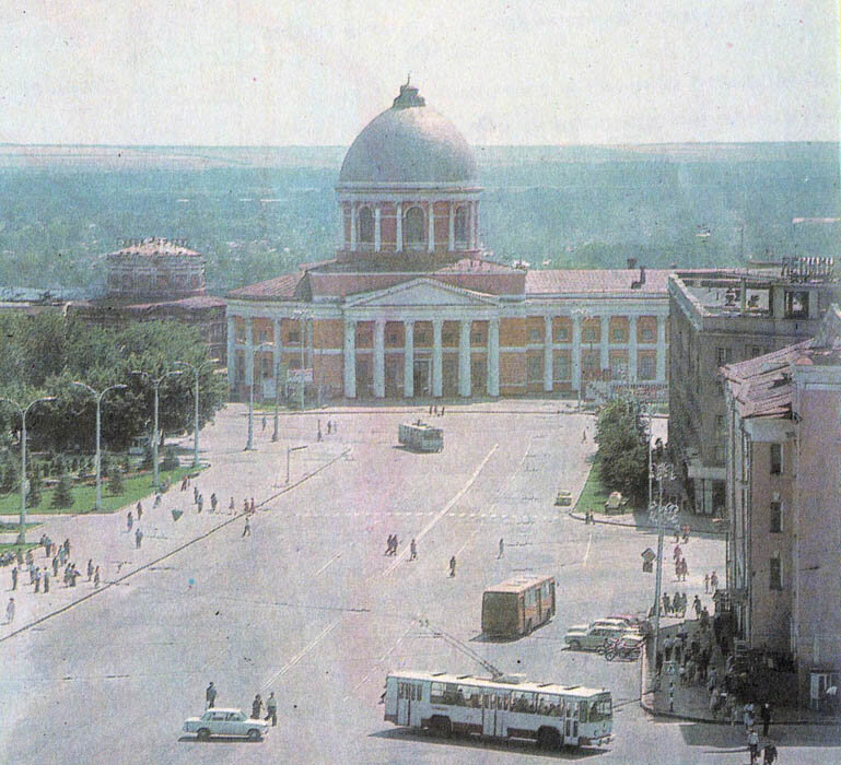 ЗиУ-682Б на Красной Площади в Курске. Знаменский собор тогда не был зелёным