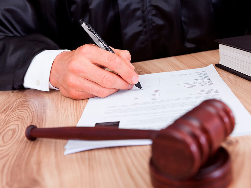 Судья оформляет судебный приказ без вызова сторон и проведения заседаний.