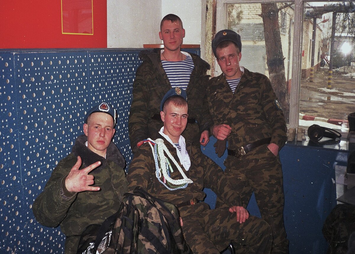 Первый слева племянник  Димон после окончания училища в ВДВ.