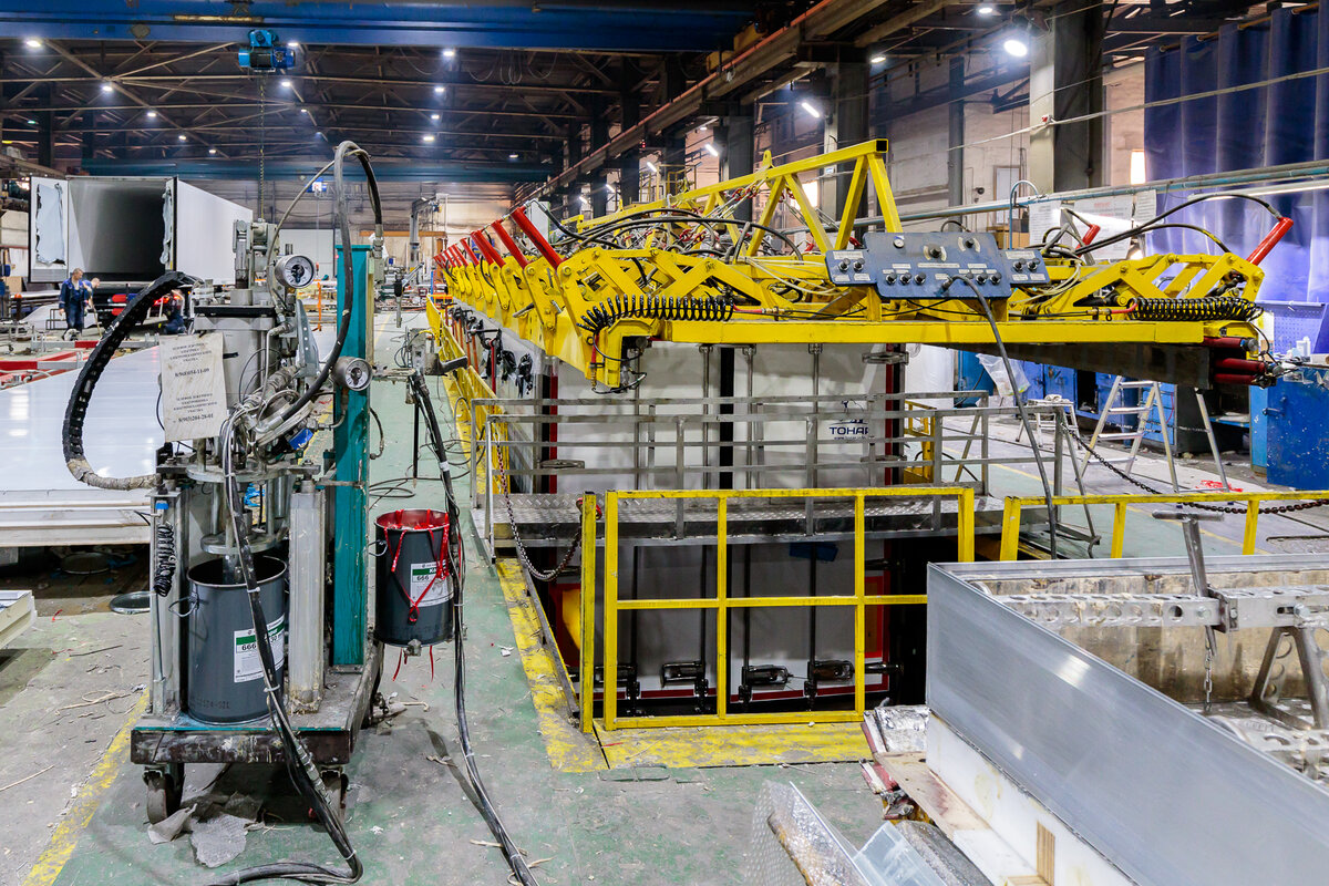 Участок сборки изотермических фургонов, склейка корпуса фургона