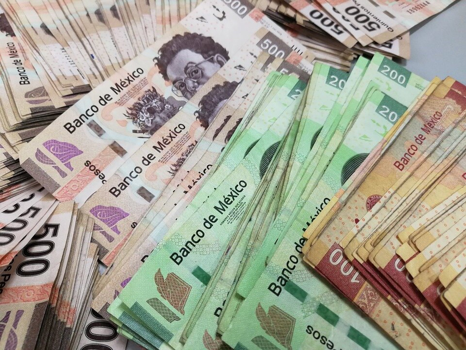 https://cdn.pixabay.com/photo/2018/05/21/09/38/money-3417721_960_720.jpg
