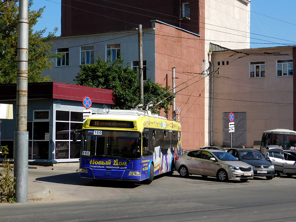 А на этом фото в аналогичную ситуацию попал троллейбус №160