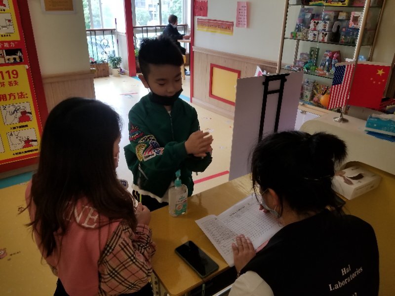 На ресепшене при входе в школу.