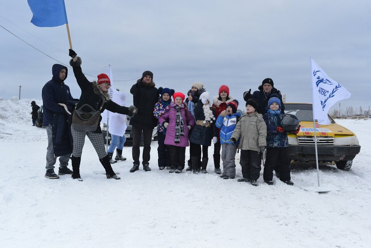 Катали детей на спортивных машинах