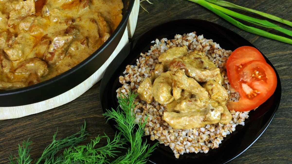 Предлагаю приготовить мясо. Свиной окорок в горчично-сметанном соусе. Прекрасно сочетается с картофелем, рисом и гречей. 