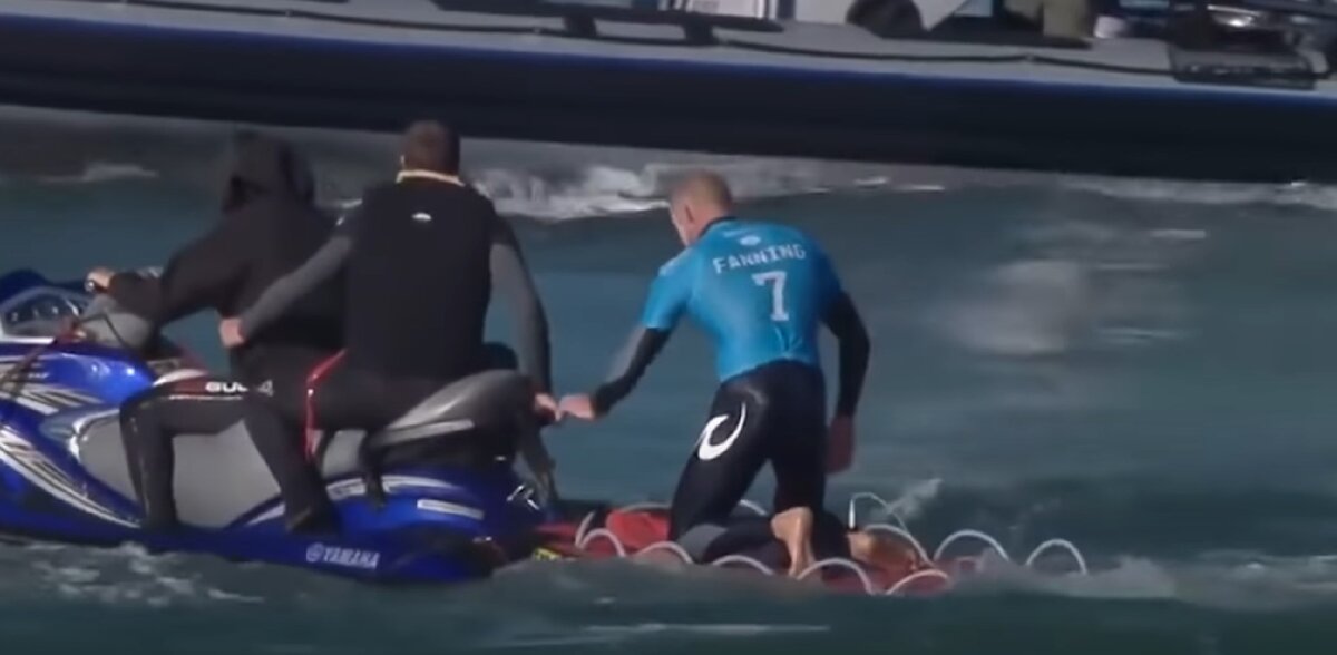 Вскоре к нему подоспела помощь.