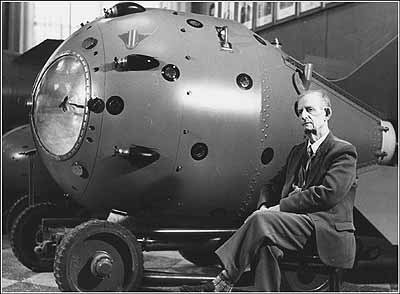 Юрий Харитон у бомбы РДС-1