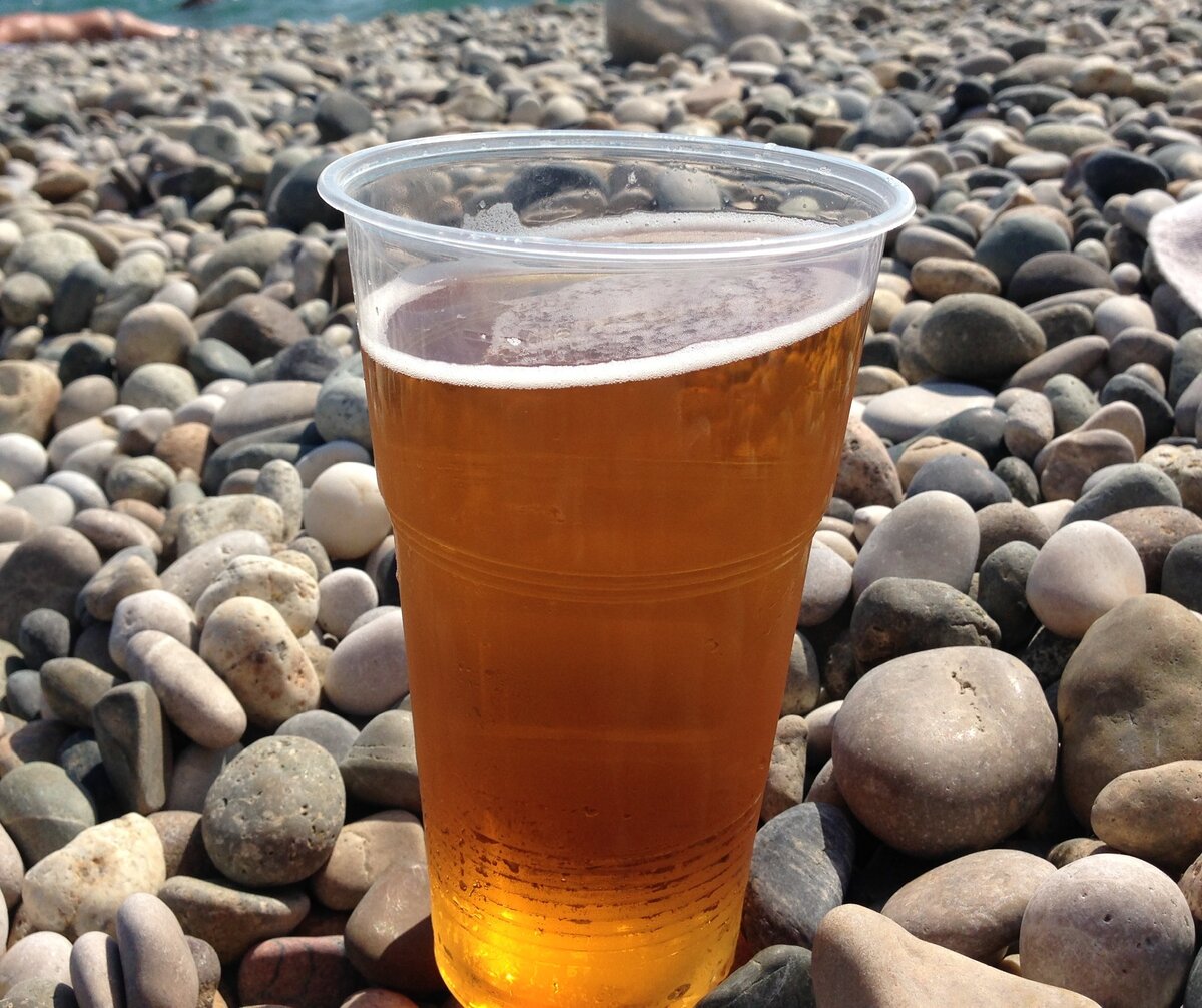 Пиво холодное пила. Холодное пиво на пляже. Пиво лето. Холодное пиво в жару. Холодное пиво летом.