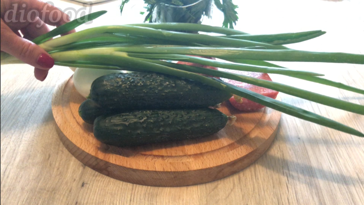 Для окрошки понадобится: колбаса, яйца, огурцы, зелень