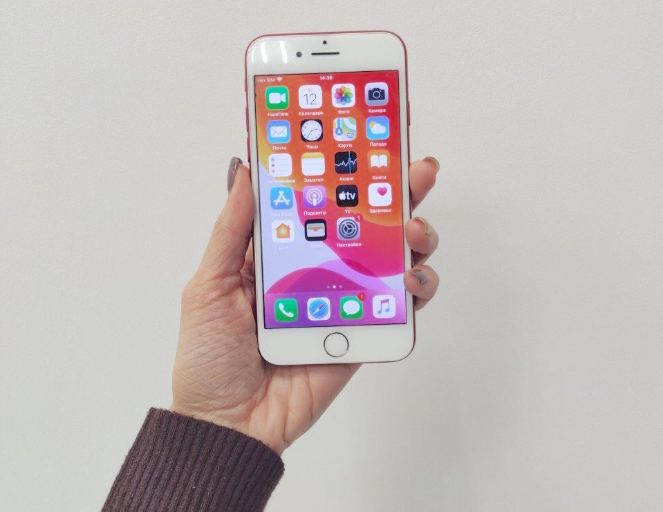 Apple iPhone 7 в красном цвете.