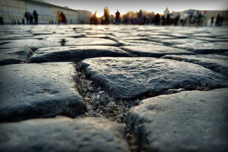 Неверно формализованные потребности предприятий, ошибки в техническом задании, перегруженная деталями спецификация, не отражающий реальных условий сотрудничества контракт – все это является источниками претензий, споров и разрушенных отношений. Трагедия заключается в том, что при применении некоторых простых и базовых профессиональных практик мы резко снижаем вероятность этих дорогостоящих ошибок.