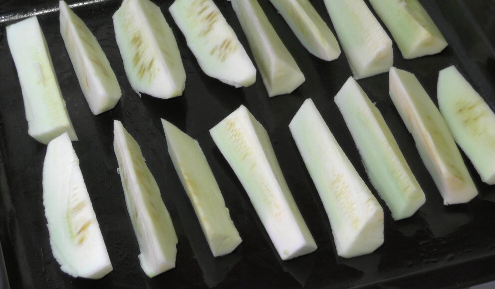 Брусочки кабачков на противне