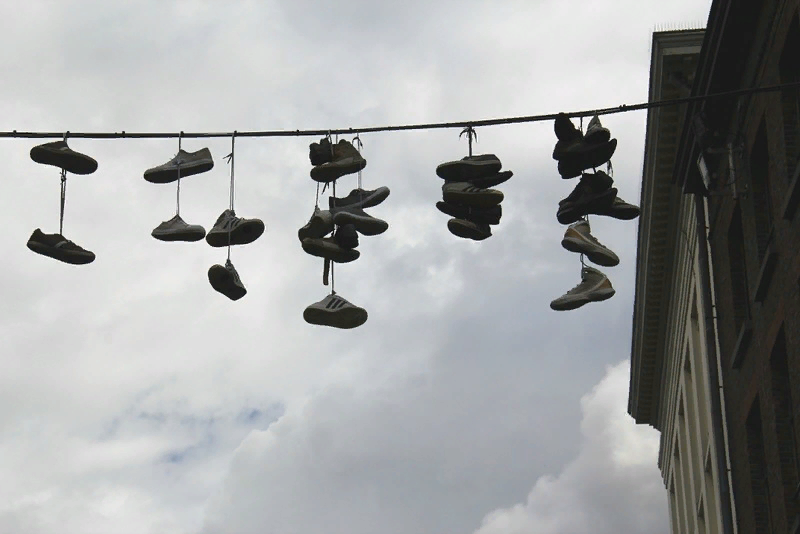 Уходить босиком по заснеженному склону, согласно официальной версии, удобно было только чеченским террористам. Остальным отсутствие на ногах обуви сильно усложняет уход