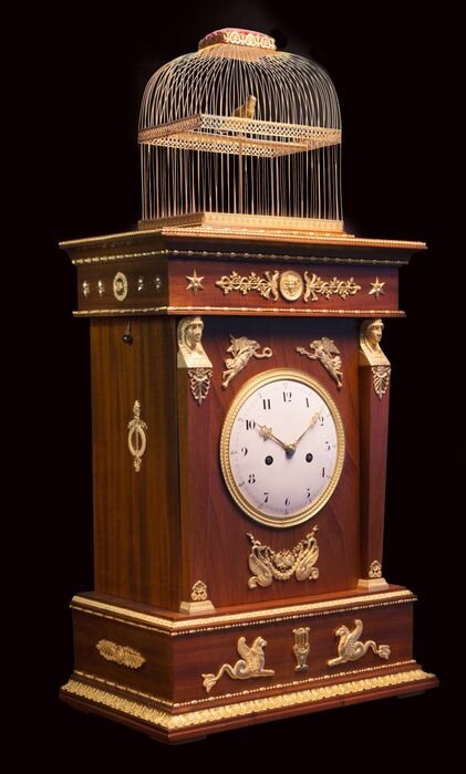 Часы,изготовленные  Пьером Жаке Дроз и Жан-Фредериком Лешо. https://mywatch.ru/articles/v_Jaquet_Droz_nashli_chasyi_napoleona.html