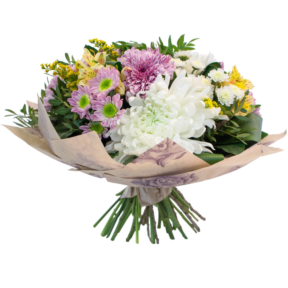 Букет круглой формы из одноголовых и кустовых хризантем пастельных оттенков выглядит очень женственно. Акцентом служат желтые альстромерии и кисточки солидаго