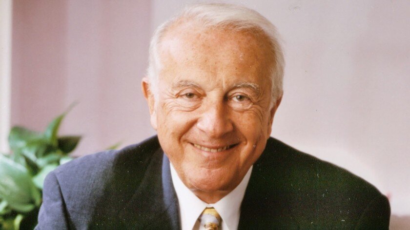 Роберт Колман Аткинс, американский врач-кардиолог, доктор медицины с 1955 года, известный по диете собственного имени (1930 - 2003 гг.)