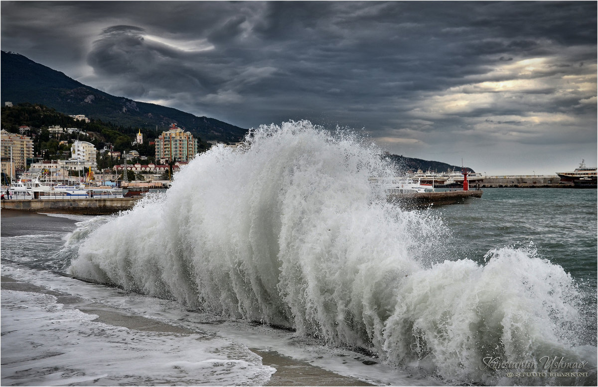 Крым ялта. Крым город Ялта море. Ялта набережная с моря. Волны в Ялте.