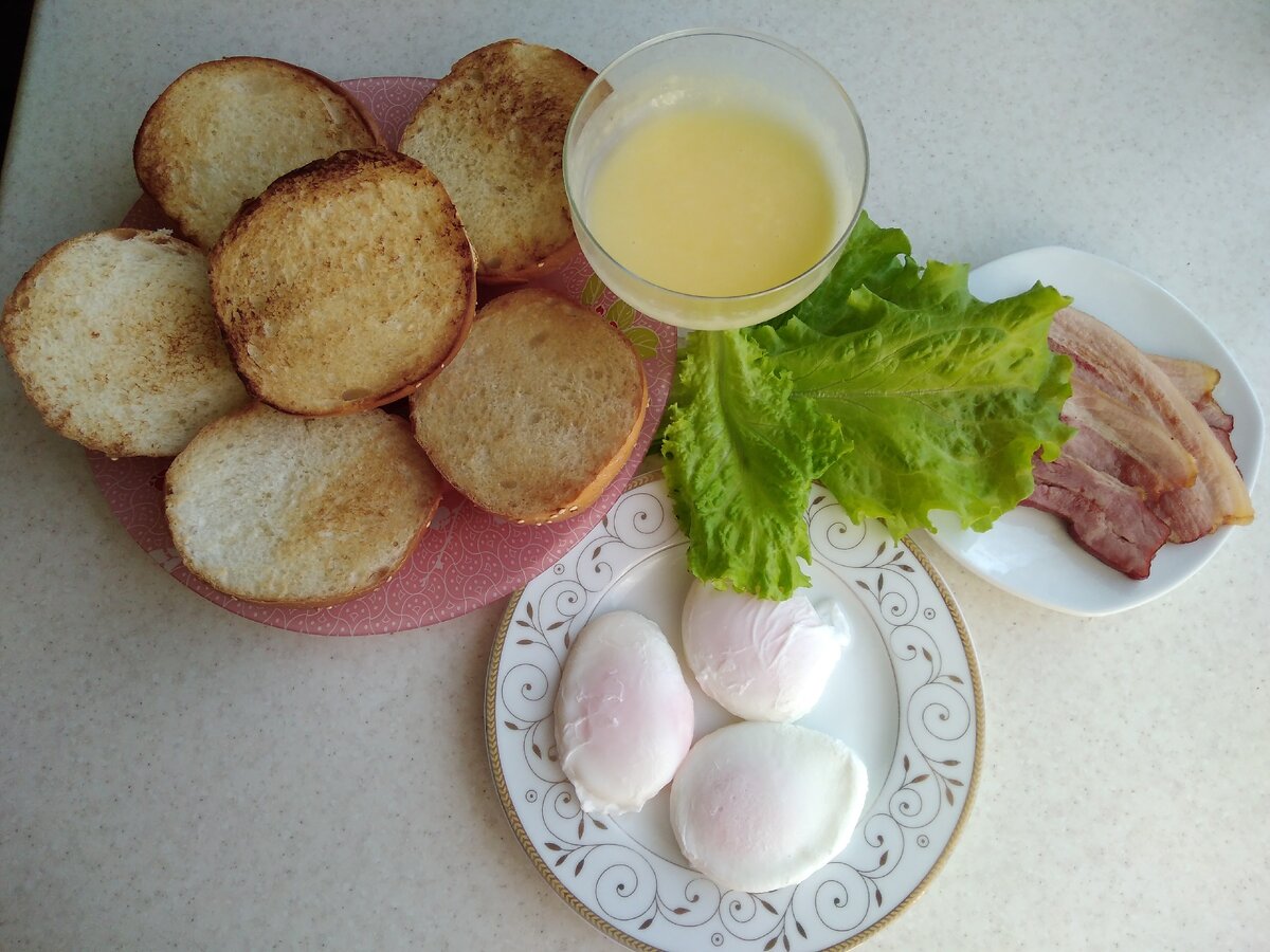 Яйца Бенедикт с голландским соусом на завтрак.