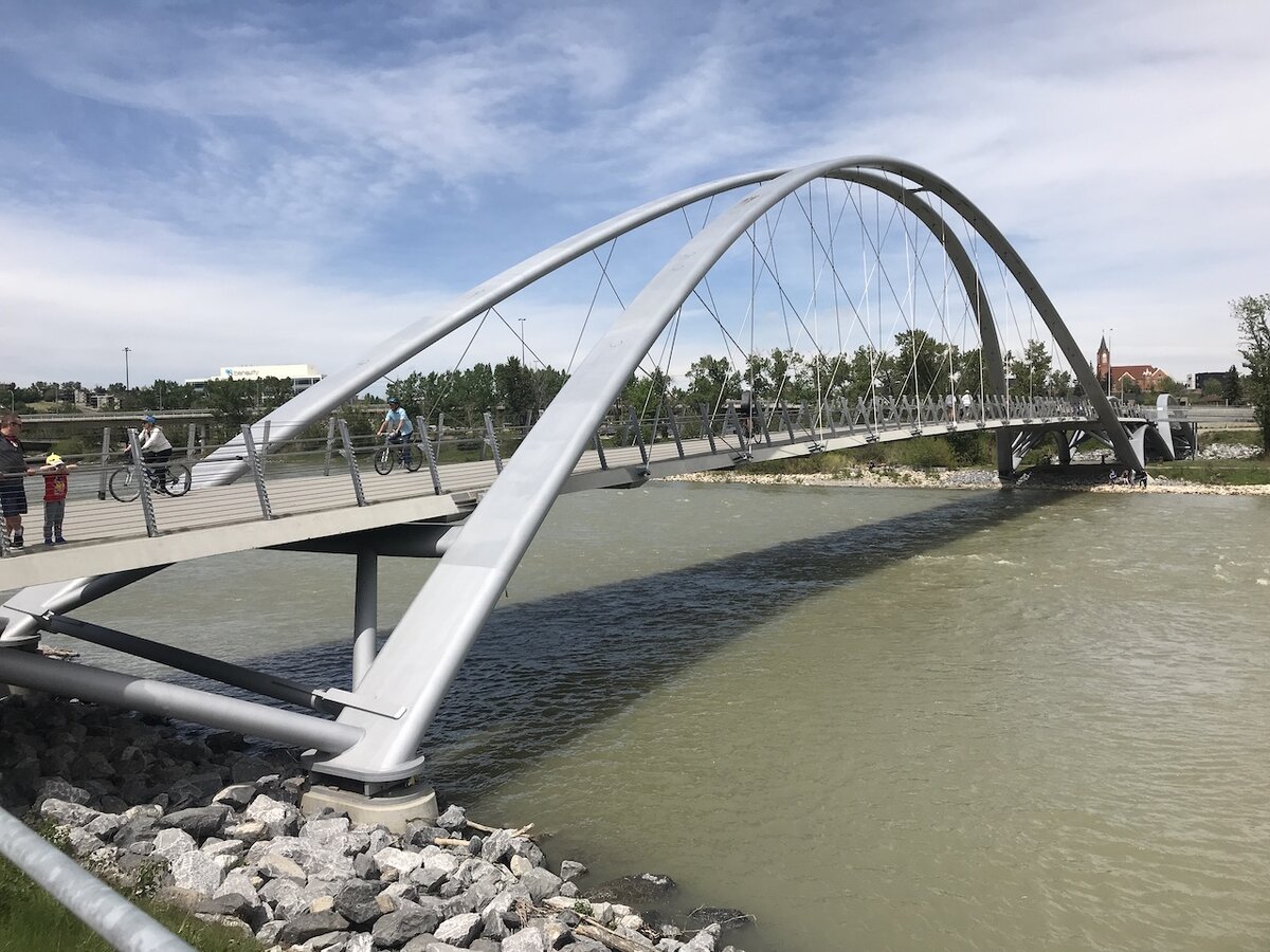 Пешеходно-велосипедный мост перепрыгивает с одного берега через островки , на противоположный