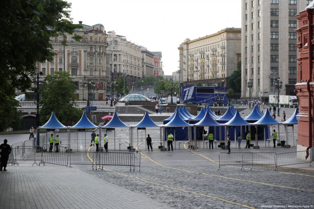 02. Людей около семи часов вечера заходило на фестиваль ровно ноль

