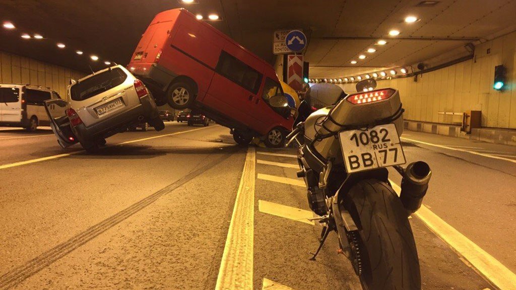 Не смотря на сплошные линии, Лефортовский тоннель остается самым аварийным