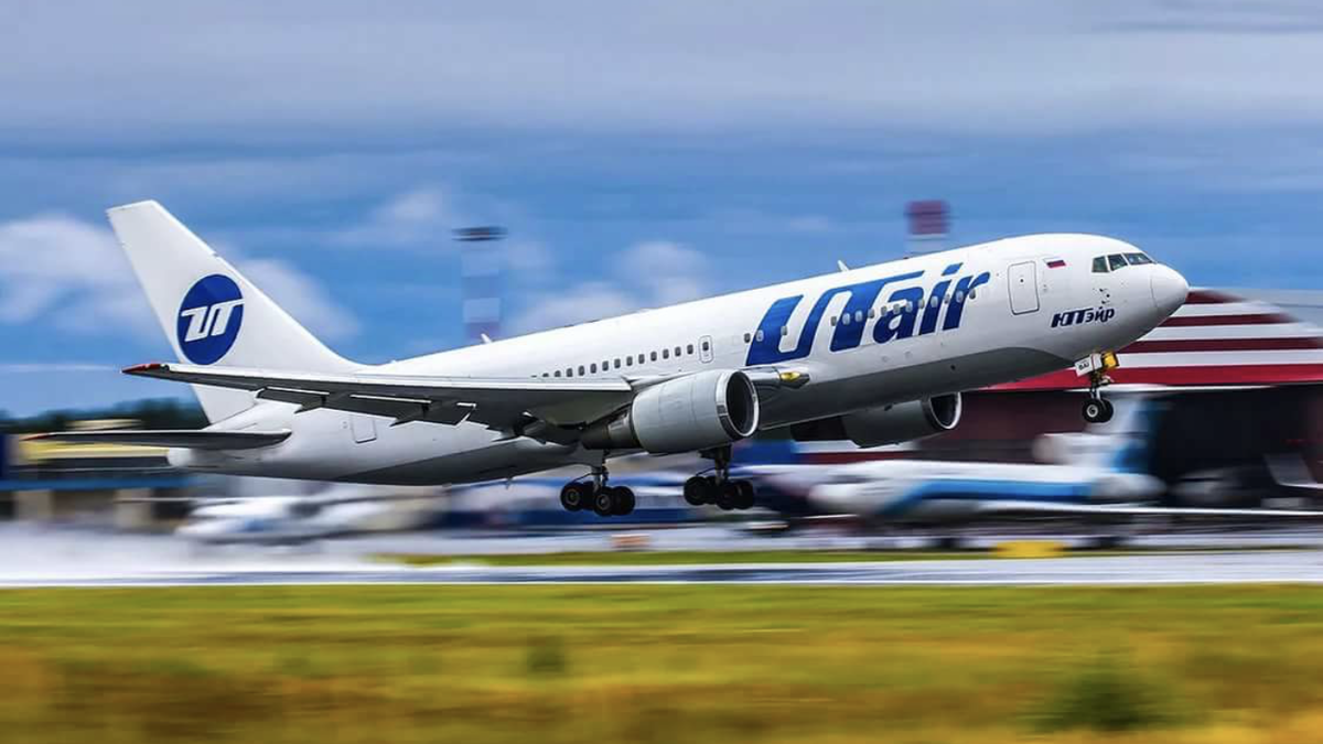 Авиалайнер компании ЮТэйр на взлёте 