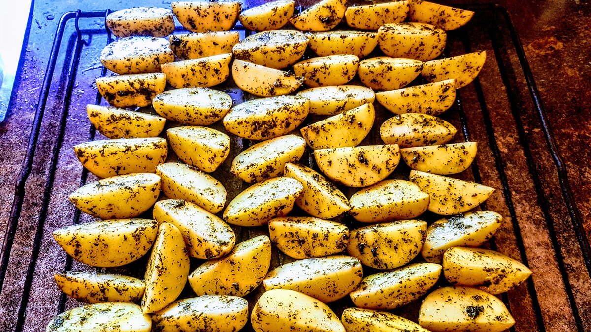 Пряная картошка. Картофель в духовке со специями дольками. Картофель дольками в специях. Картофель в специях в духовке. Специи для картошки.