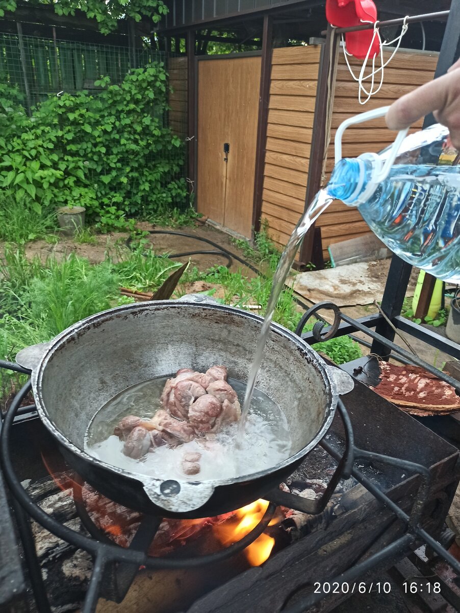 Заливаю мясо водой до краёв казана