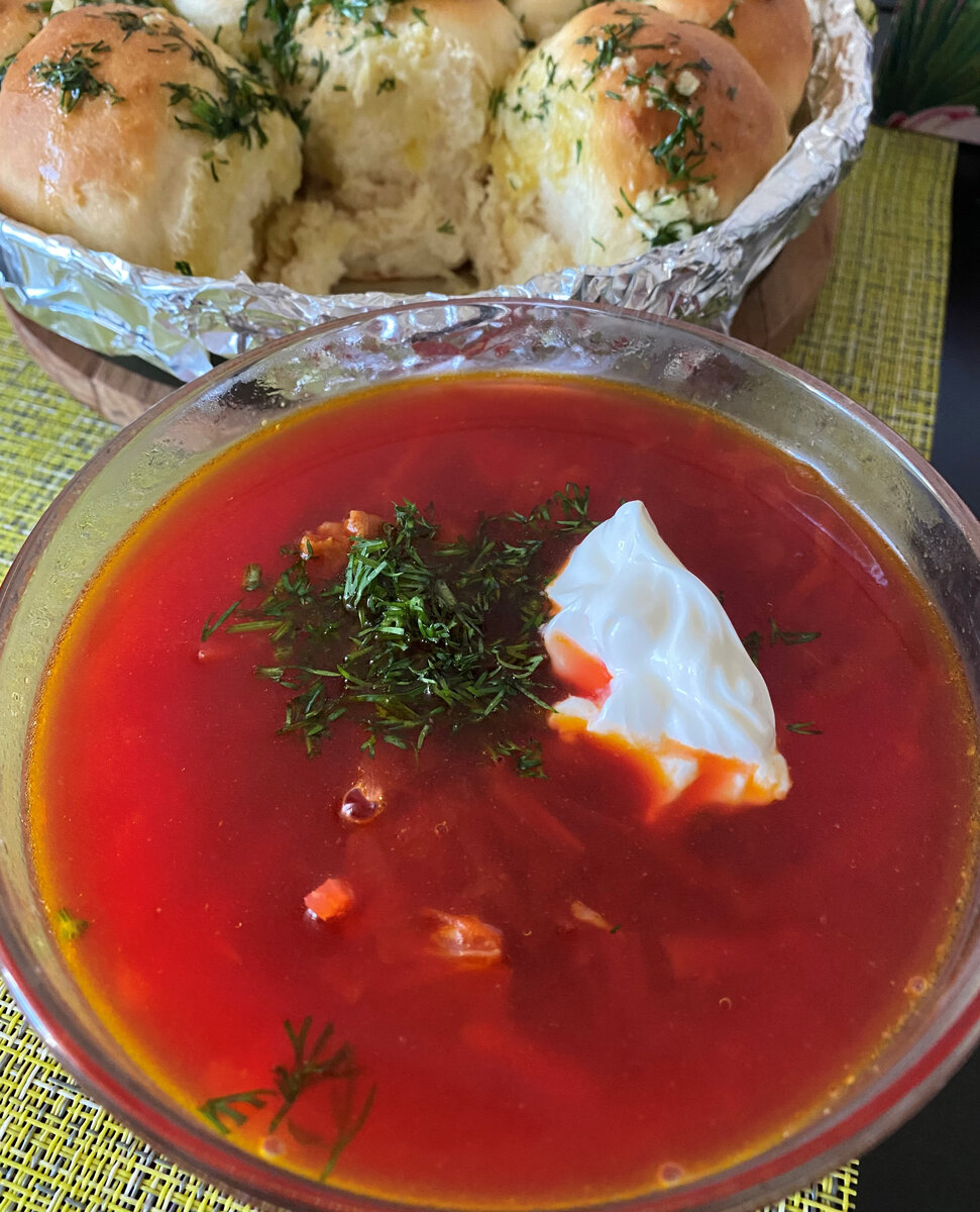 Просто посмотрите какой насыщенный цвет! А с домашней сметаной и пампушками - просто объедение!