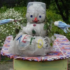 Было холодно летом 2014 года - слепили снеговика.