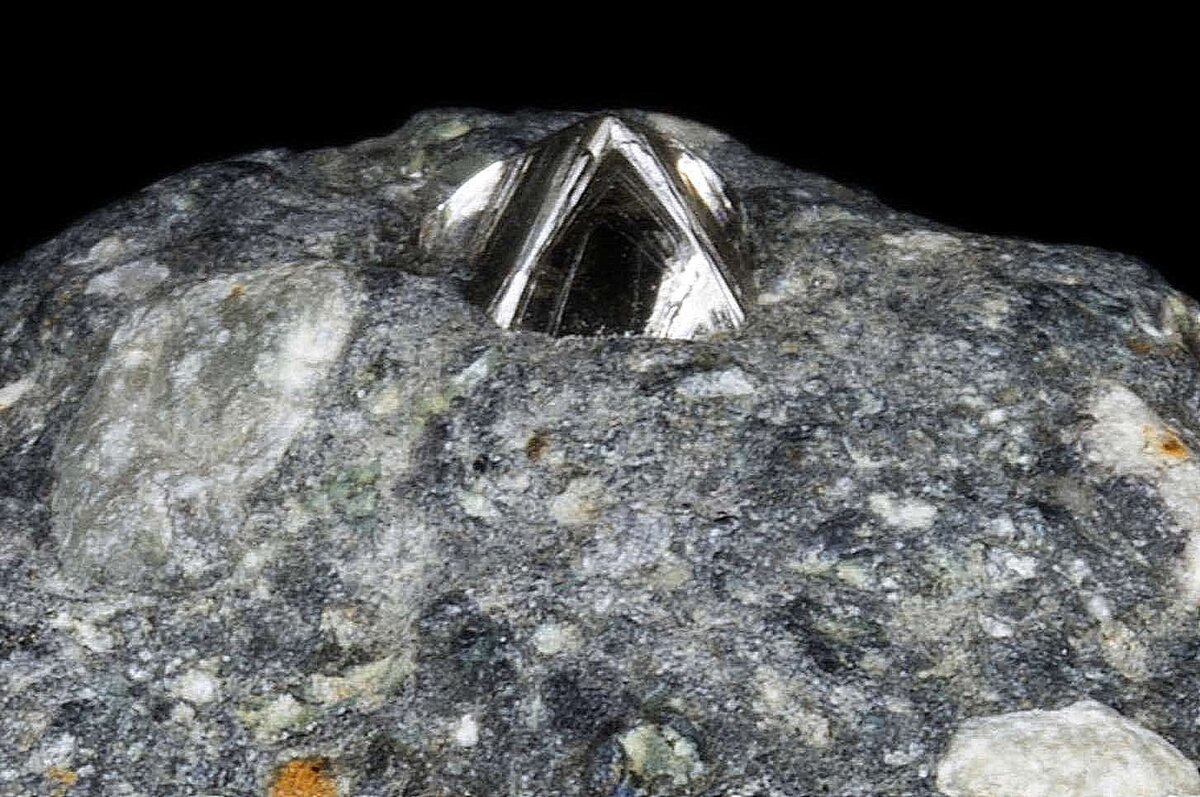 Кристалл алмаза в кимберлите.