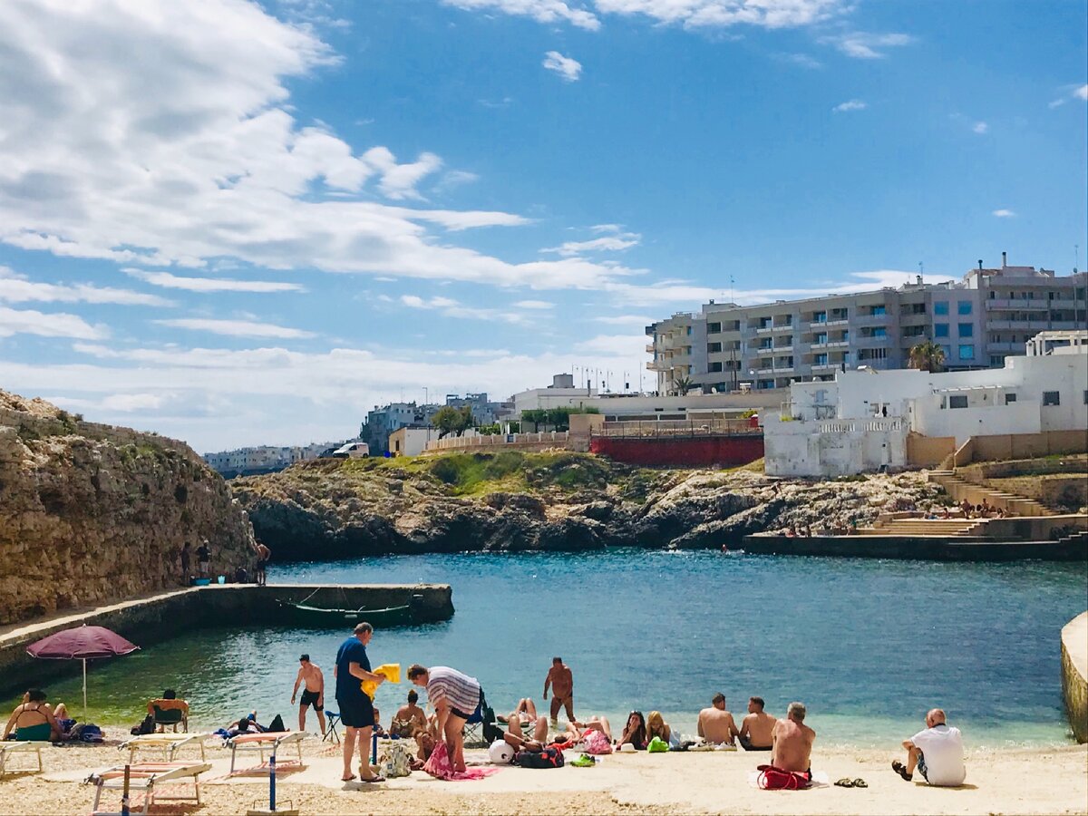 Город на отвесных скалах, город пещер и красивейших гротов на юге Италии. Добро пожаловать!