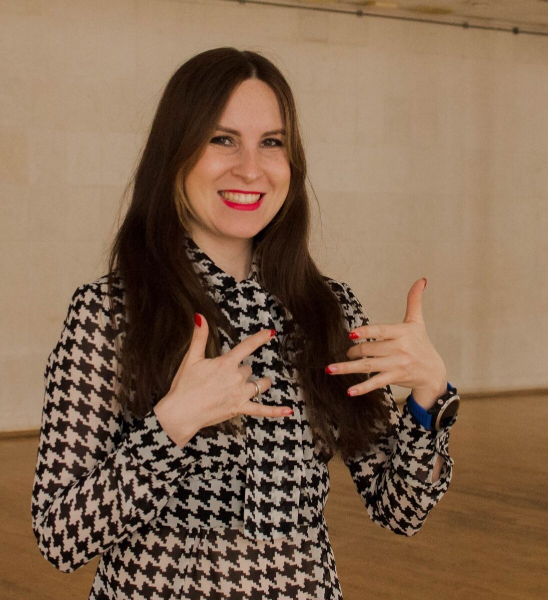 Попробуйте провести эксперимент- крепко связать руки за спиной и рассказать о своем любимом занятии!?
⠀
Правда, что рассказ получается при этом сухой, без эмоций?
⠀
Все дело в жестах, невербальном общении!
⠀
Первыми жестами маленький человек овладевает в возрасте 6ти месяцев (кладет пальчики в рот, когда голоден или тянет ручки, чтобы взяли).
⠀
А в большинстве племен даже сейчас большее внимание уделяется жестам, а не языку.
⠀
Исследователь Альберт Мейерабиан установил, что передача информации происходит за счет вербальных средств (только слов) на 7 %, за счет звуковых средств (включая тон голоса, интонацию звука) на 38%, и за счет невербальных средств на 55%.
⠀
Опытный оратор умеет с помощью движений телом и руками, как дирижер, управлять своими слушателями. Зачастую без слов, только через жест и настрой он вызывает нужные ему эмоции в зале.
⠀
В музее "В Тишине" у вас будет уникальная возможность проверить свои невербальные способности.
⠀
В пространстве без голоса и слуха при помощи жестов донести информацию, понять собеседника, добиться поставленной задачи и ощущить насколько важен для вас в общении язык тела.
⠀
Фото @photo_eovchinnikova 