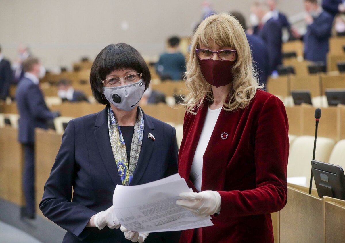 Член Комитета по государственному строительству и законодательству Марина Беспалова и первый заместитель Председателя комитета по международным делам Светлана Журова 