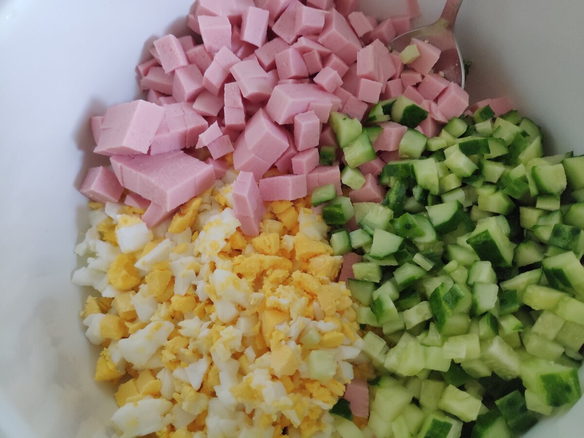 Простой рецепт вкусной классической окрошки с вареной колбасой на квасе ...