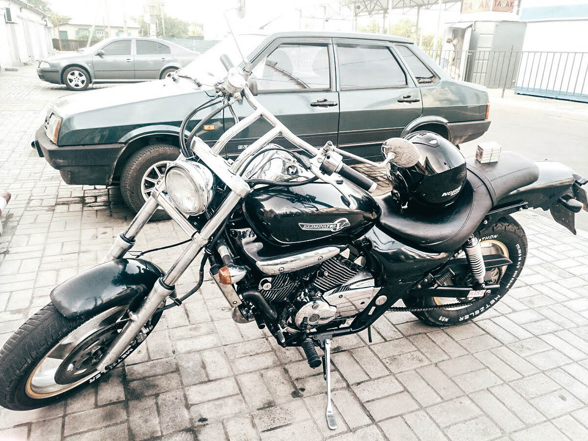 Kawasaki Eliminator (на пассажирском сидении спики не мои)