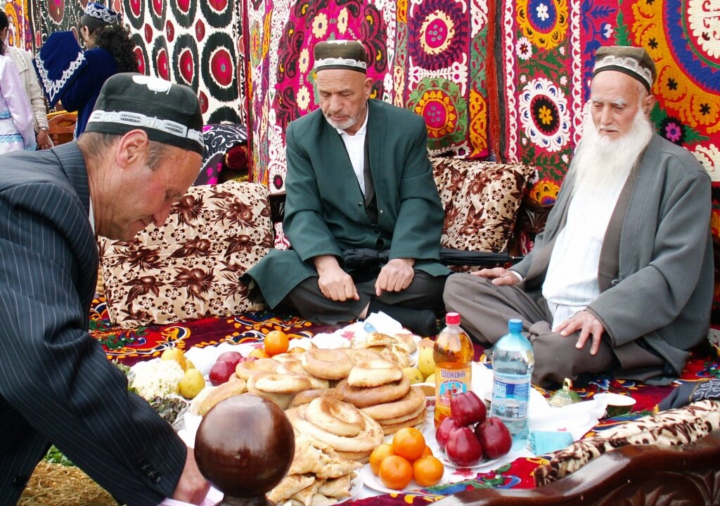 Таджики кто по религии. Дастархан Таджикистане традиции. Дастархан Навруз в Таджикистане. Узбекский дастархан в Узбекистане. Хутбаи никох.