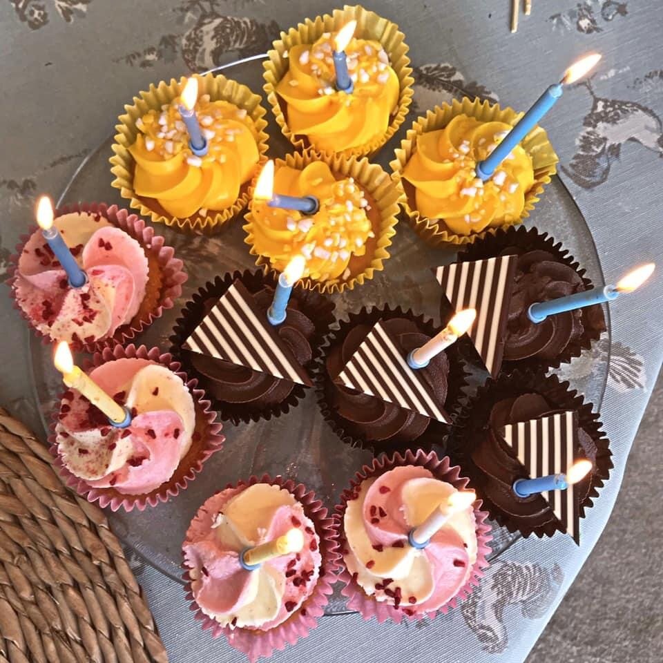 Капкейки. Набор из 12 капкейков в магазине стоит 5 фунтов (Около 500 рублей)