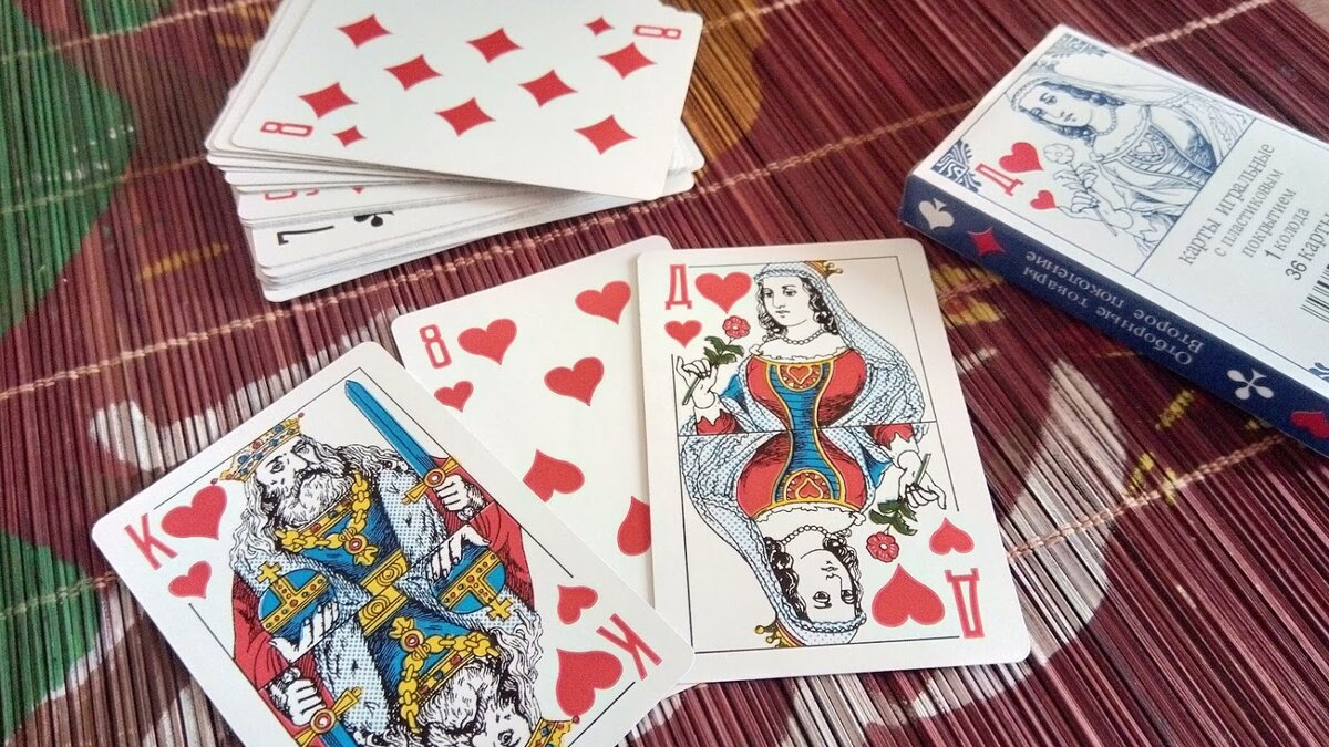 Пасьянс дом гаданий. Карты на столе. Гадания на картах игральных. Пасьянс на столе. Пасьянс на игральных картах.