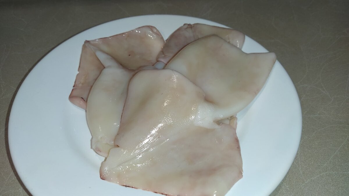 Для того, чтобы очистить кальмара, нужно взять тушку кальмара и извлечь хорду (штука, которая напоминает прозрачную пластиковую палочку), затем нужно взять ёмкость с кипящей водой и с холодной водой.  Опустите тушку кальмара на несколько секунд в кипящую воду и затем в холодную воду. Доочистить руками.
После можно готовить вкусняшку.