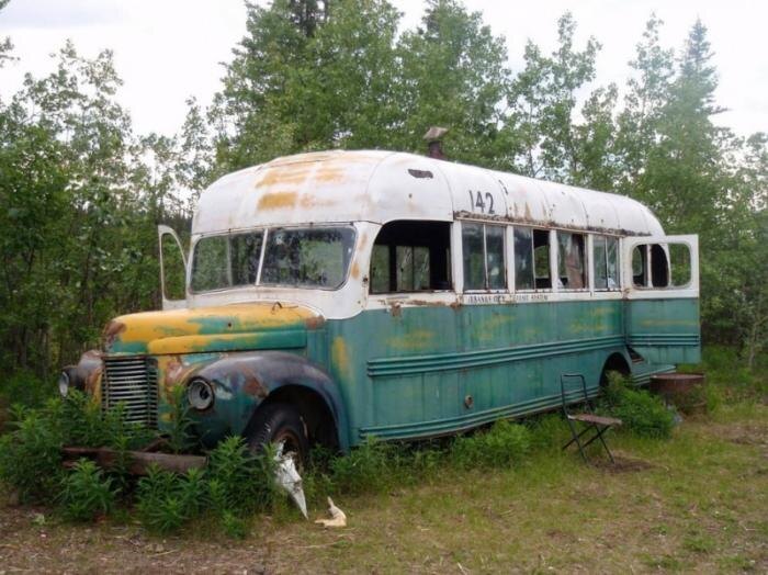 Фото автобуса №142 ставшим культовым. Источник: http://wikimapia.org/1385342/Christopher-McCandless-abandoned-bus-142-Magic-Bus-Stampede-Trail 