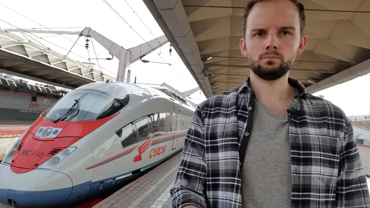 Ленинградский вокзал в Москве.