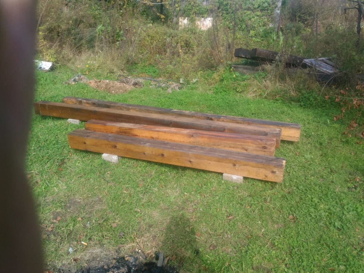 Готовы брус, покрытый олифой.