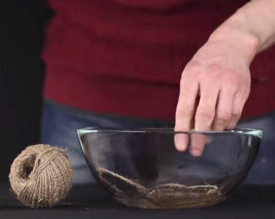 Замочить  в спирте верёвку