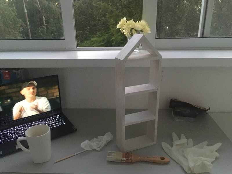 Покрыла полку белым акриловым грунтом