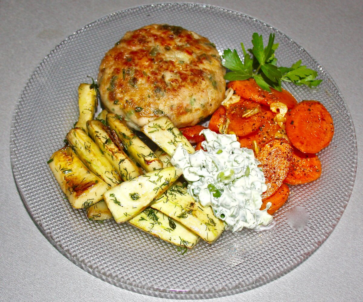 Готовый ужин, куриная котлетка, кабачок и припущенная морковь со сметанным соусом, вкусно, быстро и полезно.