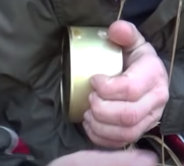 Продавливаем банку с торцевой стороны