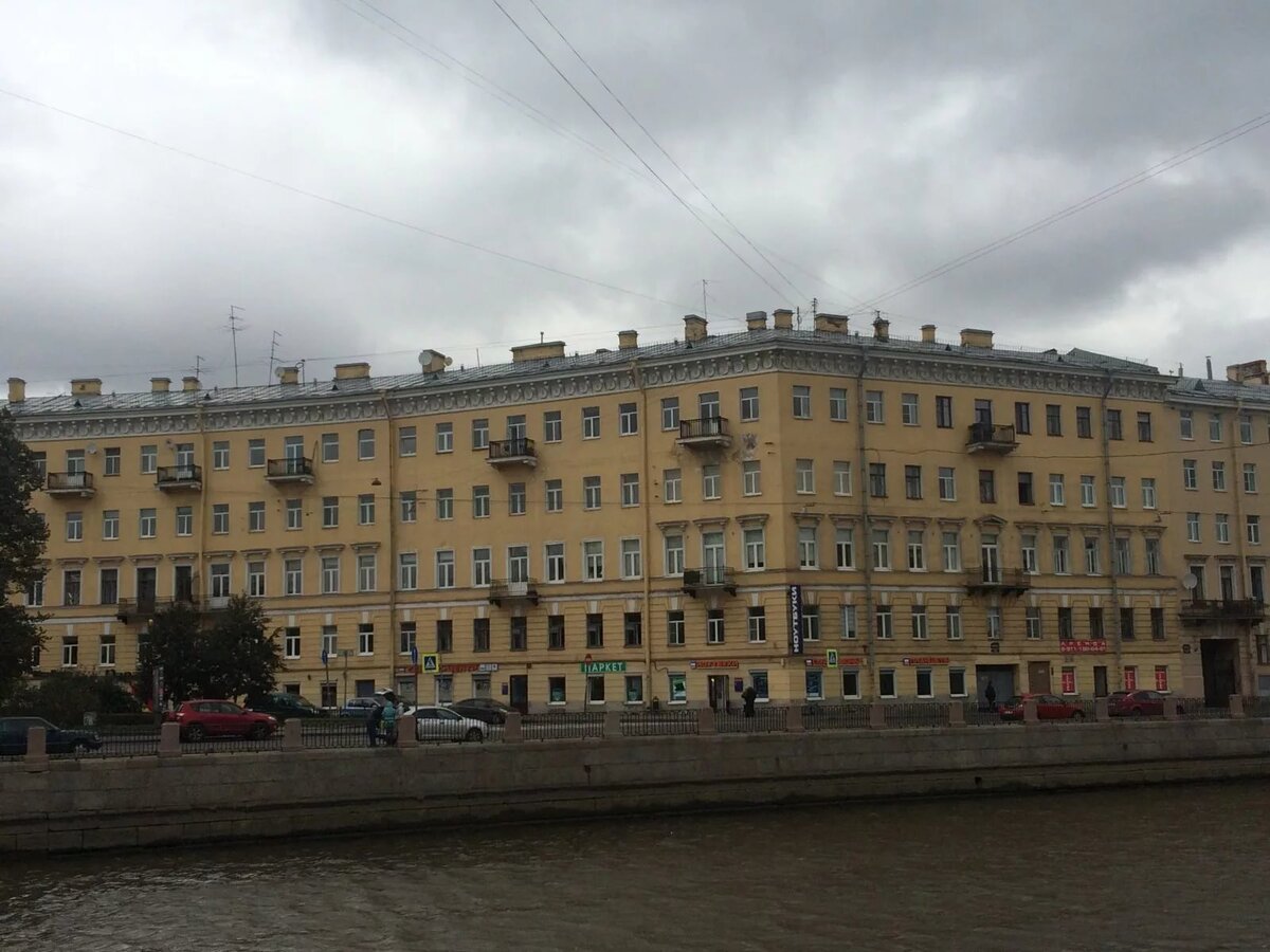Кафе, которым мне предстояло заняться, располагалось в этом величественном здании с видом на Фонтанку