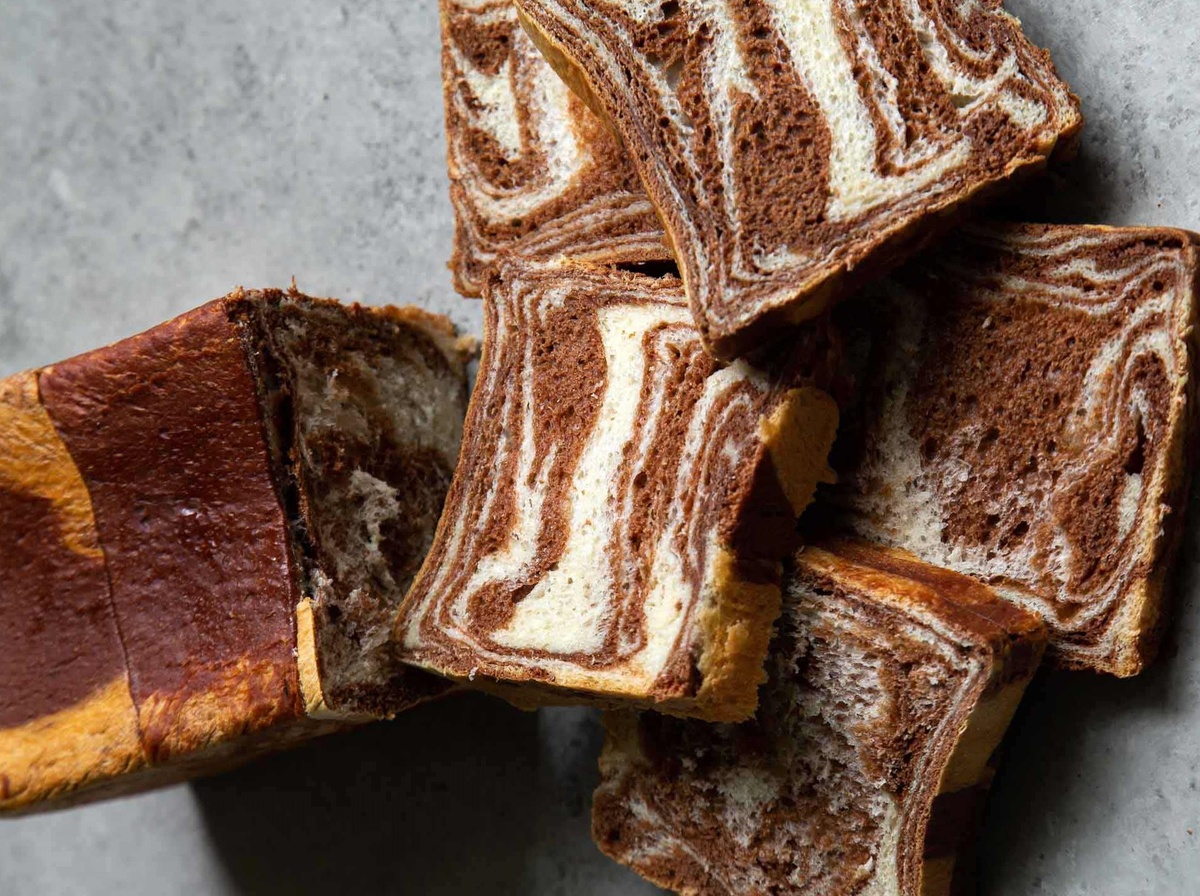 Готовый шоколадно-молочный хлеб