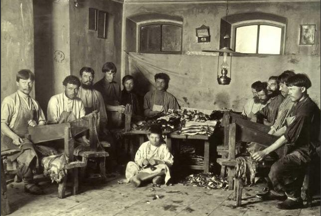 В скорняжной мастерской. Кимры, 1910-е гг.